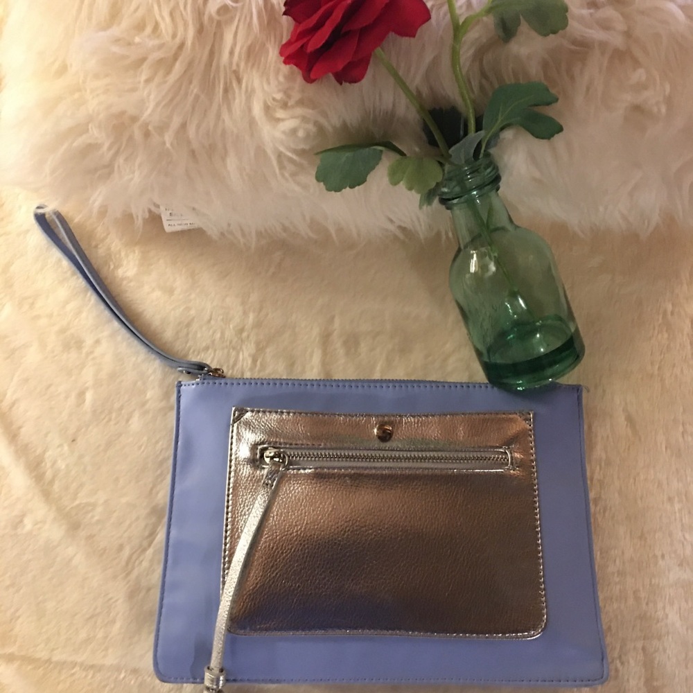 EXPRESSIONS NYC-baby blu/silver wristlet. Sz Med